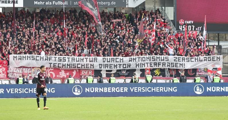 18.02.2024 - Fussball - Saison 2023 2024 - 2. Fussball - Bundesliga - 22. Spieltag: 1. FC Nürnberg FCN ( Club ) - 1. FC Kaiserslautern FCK ( Roten Teufel ) - Sportfoto Zink DaMa - xdaxmax - DFL regulations prohibit any use of photographs as image sequences and or quasi-video - only for editorial use - Spruchband Transparent der Zuschauer Publikum Fans des 1. FC Kaiserslautern FCK - Mannschaftsstruktur durch Aktionismus zerschlagen - Technischen Direktor hinterfragen