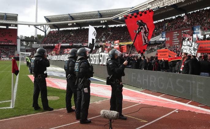 18.02.2024 - Fussball - Saison 2023 2024 - 2. Fussball - Bundesliga - 22. Spieltag: 1. FC Nürnberg FCN ( Club ) - 1. FC Kaiserslautern FCK ( Roten Teufel ) - Sportfoto Zink DaMa - xdaxmax - DFL regulations prohibit any use of photographs as image sequences and or quasi-video - only for editorial use - Clubfan Clubfans FCN-Fans Fans protestieren Protest im Innenraum während des Spiels mit Spruchband Transparent Schildern und Fahnen gegen die DFL und den geplanten Investoren Investoreneinstieg - beobachtet von der Polizei