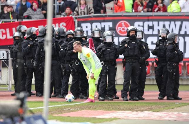 Sport Bilder des Tages 18.02.2024 - Fussball - Saison 2023 2024 - 2. Fussball - Bundesliga - 22. Spieltag: 1. FC Nürnberg FCN ( Club ) - 1. FC Kaiserslautern FCK ( Roten Teufel ) - Sportfoto Zink DaMa - xdaxmax - DFL regulations prohibit any use of photographs as image sequences and or quasi-video - only for editorial use - Symbolbild Symbolfoto Feature Impression - Polizei Polizisten im Innenraum beobachten Clubfan Clubfans FCN-Fans Fans - Marlon Ritter (7, 1. FC Kaiserslautern FCK ) waret auf Eckball