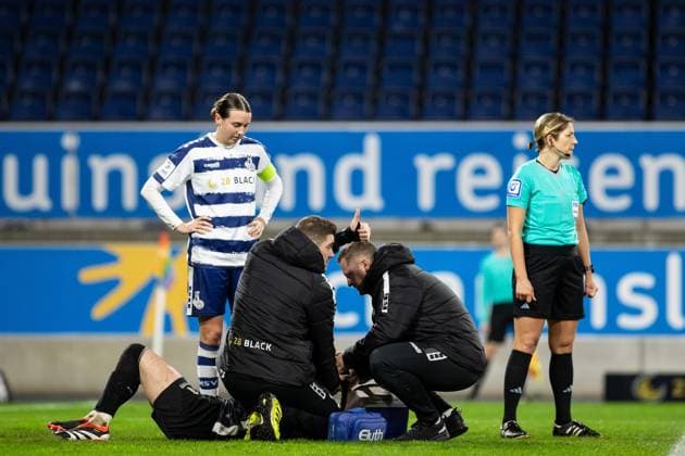 Google Pixel Frauen-Bundesliga 14. Spieltag: MSV Duisburg - 1. FC Köln; 18.02.2024 Mahmutovic Ena (MSV Duisburg, 1) liegt auf dem Boden nach dem Faul, daneben sitzen Ärzte von MSV Duisburg Google Pixel Frauen-Bundesliga 14. Spieltag: MSV Duisburg - 1. FC Köln; Schauinsland-Reisen-Arena; Duisburg; 18.02.2024 DFB DFL REGULATIONS PROHIBIT ANY USE OF PHOTOGRAPHS AS IMAGE SEQUENCES AND OR QUASI-VIDEO Copyright: xBEAUTIFULxSPORTS Buriakovx