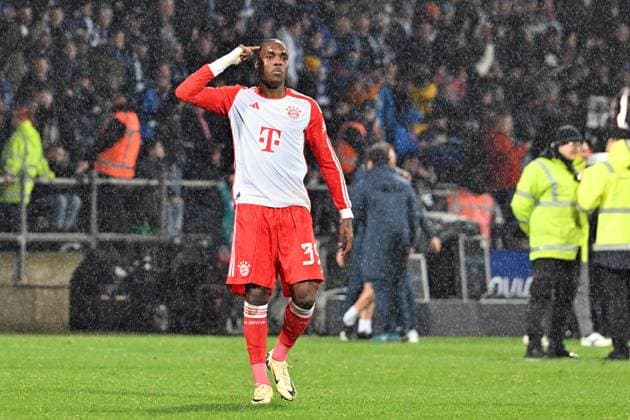 18.02.2024, xsltx, Fussball 1.Bundesliga, VfL Bochum - FC Bayern München emspor, v.l. Mathys Tel of Bayern München Enttäuscht enttaeuscht traurig frustriert ratlos (DFL DFB REGULATIONS PROHIBIT ANY USE OF PHOTOGRAPHS as IMAGE SEQUENCES and or QUASI-VIDEO) Bochum