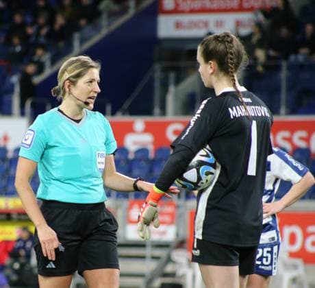 18.02.2024, xgrfx, Fussball 1.Bundesliga Damen, MSV Duisburg Damen - 1.FC Köln Damen emspor, v.l. Schiedsrichterin Karoline Wacker spricht mit Ena Mahmutovic (MSV Duisburg) (DFL DFB REGULATIONS PROHIBIT ANY USE OF PHOTOGRAPHS as IMAGE SEQUENCES and or QUASI-VIDEO) Duisburg