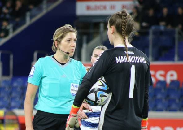 18.02.2024, xgrfx, Fussball 1.Bundesliga Damen, MSV Duisburg Damen - 1.FC Köln Damen emspor, v.l. Schiedsrichterin Karoline Wacker spricht mit Ena Mahmutovic (MSV Duisburg) (DFL DFB REGULATIONS PROHIBIT ANY USE OF PHOTOGRAPHS as IMAGE SEQUENCES and or QUASI-VIDEO) Duisburg