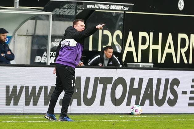 18.02.2024, xrhsx, Fussball 2.Bundesliga, SV Elversberg - VfL Osnabrück emspor, v.l. Trainer Trainer Coach Uwe Koschinat (VfL Osnabrueck Osnabrück) gestikuliert gibt Anweisungen mit den Armen gestikulieren gives instructions, gesticulate. (DFL DFB REGULATIONS PROHIBIT ANY USE OF PHOTOGRAPHS as IMAGE SEQUENCES and or QUASI-VIDEO) Elversberg
