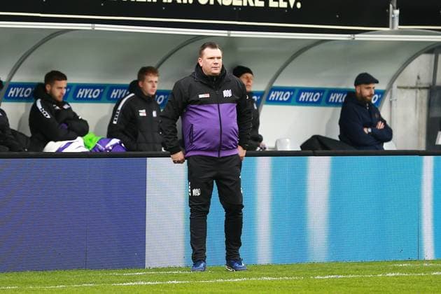18.02.2024, xrhsx, Fussball 2.Bundesliga, SV Elversberg - VfL Osnabrück emspor, v.l. Trainer Coach Uwe Koschinat (VfL Osnabrueck Osnabrück) (DFL DFB REGULATIONS PROHIBIT ANY USE OF PHOTOGRAPHS as IMAGE SEQUENCES and or QUASI-VIDEO) Elversberg