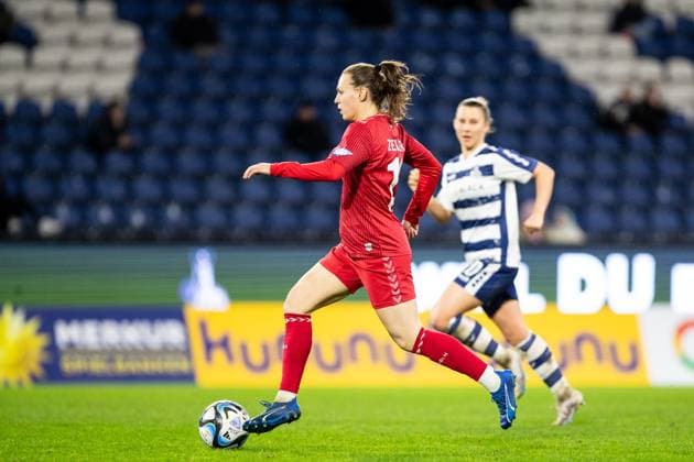 Google Pixel Frauen-Bundesliga 14. Spieltag: MSV Duisburg - 1. FC Köln; 18.02.2024 Dora Zeller (1. FC Köln, 19) mit dem Ball Google Pixel Frauen-Bundesliga 14. Spieltag: MSV Duisburg - 1. FC Köln; Schauinsland-Reisen-Arena; Duisburg; 18.02.2024 DFB DFL REGULATIONS PROHIBIT ANY USE OF PHOTOGRAPHS AS IMAGE SEQUENCES AND OR QUASI-VIDEO Copyright: xBEAUTIFULxSPORTS Buriakovx