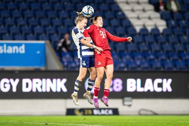 Google Pixel Frauen-Bundesliga 14. Spieltag: MSV Duisburg - 1. FC Köln; 18.02.2024 Carlotta Wamser (1. FC Köln, 30) im Zweikampf mit Günster Meret (MSV Duisburg, 10) Google Pixel Frauen-Bundesliga 14. Spieltag: MSV Duisburg - 1. FC Köln; Schauinsland-Reisen-Arena; Duisburg; 18.02.2024 DFB DFL REGULATIONS PROHIBIT ANY USE OF PHOTOGRAPHS AS IMAGE SEQUENCES AND OR QUASI-VIDEO Copyright: xBEAUTIFULxSPORTS Buriakovx