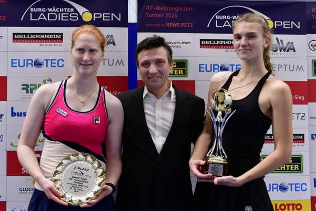 Zweitplatzierte Alison Van Uytvanck (BEL), Turnierdirektor Razvan Mihai (GER), Siegerin Julia Avdeeva (RUS) Burgwaechter Ladies Open 2024, Damentennis, ITF Weltranglistenturnier, Finale, Einzel, Alison Van Uytvanck (BEL) vs. Julia Avdeeva (RUS), 18.02.2024 Burgwaechter Ladies Open 2024, Damentennis, ITF Weltranglistenturnier, 12.-18.02.2024 Altenkirchen Copyright: xAugstx xEibner-Pressefotox EP_jat