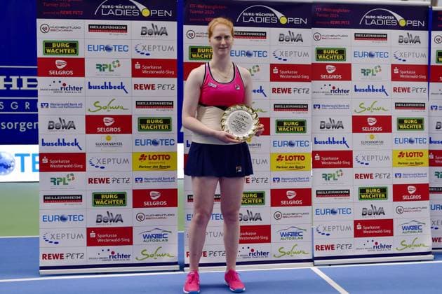 Zweitplatzierte Alison Van Uytvanck (BEL) bei der Siegerehrung Burgwaechter Ladies Open 2024, Damentennis, ITF Weltranglistenturnier, Finale, Einzel, Alison Van Uytvanck (BEL) vs. Julia Avdeeva (RUS), 18.02.2024 Burgwaechter Ladies Open 2024, Damentennis, ITF Weltranglistenturnier, 12.-18.02.2024 Altenkirchen Copyright: xAugstx xEibner-Pressefotox EP_jat
