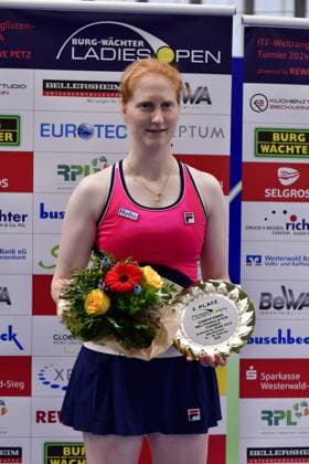 Zweitplatzierte Alison Van Uytvanck (BEL) bei der Siegerehrung Burgwaechter Ladies Open 2024, Damentennis, ITF Weltranglistenturnier, Finale, Einzel, Alison Van Uytvanck (BEL) vs. Julia Avdeeva (RUS), 18.02.2024 Burgwaechter Ladies Open 2024, Damentennis, ITF Weltranglistenturnier, 12.-18.02.2024 Altenkirchen Copyright: xAugstx xEibner-Pressefotox EP_jat