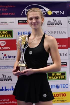 Siegerin Julia Avdeeva (RUS) mit Pokal Burgwaechter Ladies Open 2024, Damentennis, ITF Weltranglistenturnier, Finale, Einzel, Alison Van Uytvanck (BEL) vs. Julia Avdeeva (RUS), 18.02.2024 Burgwaechter Ladies Open 2024, Damentennis, ITF Weltranglistenturnier, 12.-18.02.2024 Altenkirchen Copyright: xAugstx xEibner-Pressefotox EP_jat