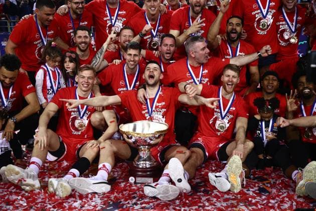 Bilder des Jahres 2024, Sport 02 Feburar Sport Themen der Woche KW07 Sport Bilder des Tages Players of Olympiacos Piraeus celebrate during the trophy ceremony of the Greek Basketball Cup final match between Olympiacos Piraeus and Panathinaikos AKTOR Athens held in Dyo Aorakia Arena, in Heraklion of Crete, Greece, 18 February 2024. IMAGO ONE INCH PRODUCTIONS CRETE Greece Copyright: xOnexInchxProductionsx 6121704