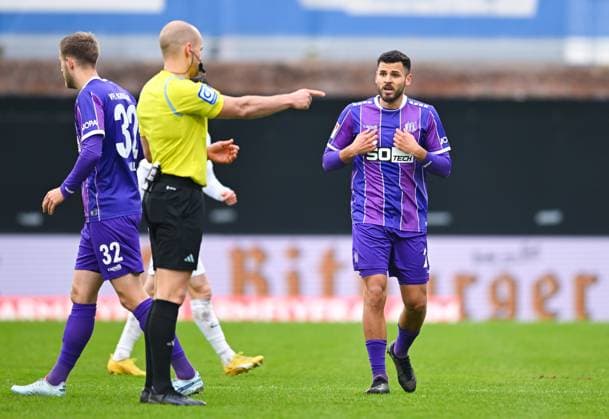 Germany, Spiesen-Elversberg, 18.02.2024, Ursapharm-Arena at Kaiserlinde, SV Elversberg vs VfL Osnabrueck - 2. Bundesliga, Dave Gnaase (VfL Osnabrueck) gestures towards referee Patrick Schwengers Spiesen-Elversberg Ursapharm-Arena at Kaiserlinde Saarland Germany