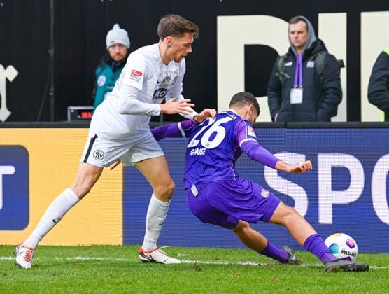 Germany, Spiesen-Elversberg, 18.02.2024, Ursapharm-Arena at Kaiserlinde, SV Elversberg vs VfL Osnabrueck - 2. Bundesliga, Paul Stock (SV Elversberg) und Dave Gnaase (VfL Osnabrueck) battle for the ball Spiesen-Elversberg Ursapharm-Arena at Kaiserlinde Saarland Germany