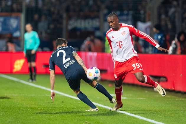 1. Fußball Bundesliga: VfL Bochum - FC Bayern München; 18.02.2024 Mathys Tel (FC Bayern München, 39) im Zweikampf mit Cristian Gamboa (VfL Bochum, 2). 1. Fußball Bundesliga, VfL Bochum - FC Bayern München, Bundesliga, 22. Spieltag, am 18.02.2024, Vonovia-Ruhrstadion, Bochum DFL regulations prohibit any use of photographs as image sequences and or quasi-video Copyright: xBEAUTIFULxSPORTS Meuselx