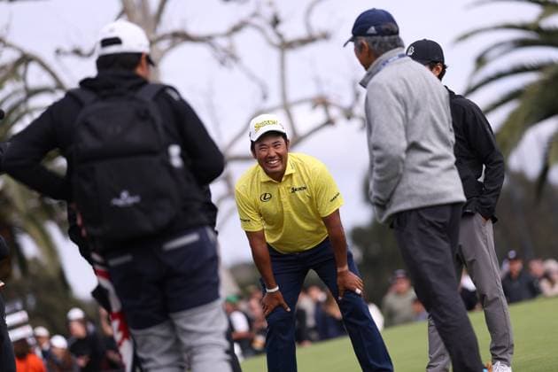 February 18, 2024, Pacific Palisades, California, USA: HIDEKI MATSUYAMA talks to his team while waiting for a confirmation of his win during the final round of The Genesis Invitational at Riviera Country Club in Pacific Palisades, California. Pacific Palisades USA - ZUMAt158 20240218_zsp_t158_025 Copyright: xBrentonxTsex