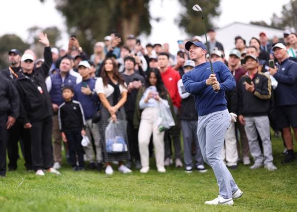 February 18, 2024, Pacific Palisades, California, USA: RORY MCILROY hits a chip shot on the fourth hole during the final round of The Genesis Invitational at Riviera Country Club in Pacific Palisades, California. Pacific Palisades USA - ZUMAt158 20240218_zsp_t158_059 Copyright: xBrentonxTsex