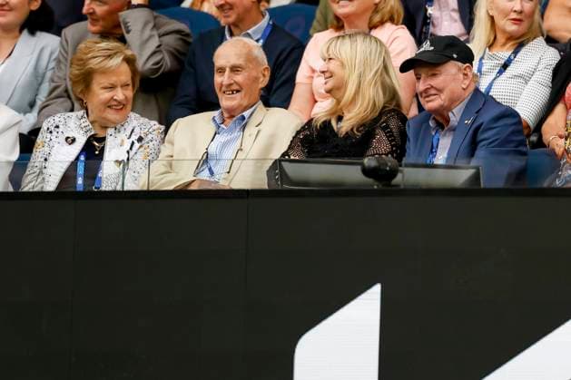 Feature Australian Open,L-R. Tennis Legenden Neale Fraser mit Ehefrau Thea und Rod Laver mit Partnerin Susan Johnson in der VIP Loge auf dem Centre Court, Australian Open 2024, Melbourne Park, Melbourne, Victoria, Australia. Copyright: xJuergenxHasenkopfx