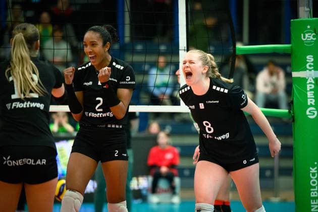 18.02.2024, Sporthalle Berg Fidel, Münster Muenster Volleyball, Bundesliga Frauen, Hauptrunde, USC Münster Muenster vs. Rote Raben Vilsiburg Jubel Hannah Kohn ( 12 Vilsbiburg), Yeisy Paola Soto Nunez ( 2 Vilsbiburg), Pauline Martin ( 8 Vilsbiburg)