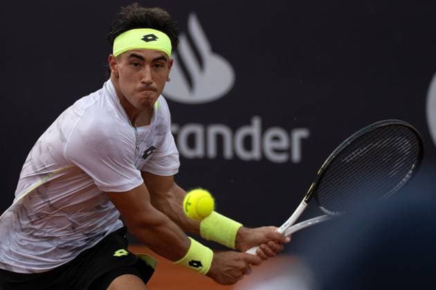 (240220) -- RIO DE JANEIRO, Feb. 20, 2024 -- Francisco Comesana of Argentina hits a return during the round 32 match against Francisco Cerundolo of Argentina at the 2024 ATP500 Rio Open at Jockey Club Brasileiro in Rio de Janeiro, Brazil, Feb. 19, 2024. ) (SP)BRAZIL-RIO DE JANEIRO-TENNIS-ATP500-RIO OPEN WangxTiancong 