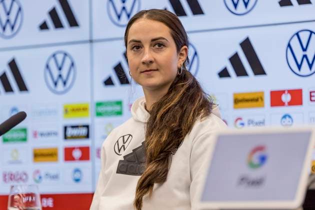 Sport Bilder des Tages Frauen Nationalmannschaft Pressekonferenz, DFB Campus, Frankfurt, 20.02.2024 Sara Däbritz (Deutsche Fussball Nationalmannschaft) , DFB Frauen Nationalmannschaft Pressekonferenz, Frankfurt, DFB Campus, 20.2.2024 *** Womens national team press conference, DFB Campus, Frankfurt, 20 02 2024 Sara Däbritz German national football team , DFB Womens national team press conference, Frankfurt, DFB Campus, 20 2 2024 Copyright: xBEAUTIFULxSPORTS Gawlikx