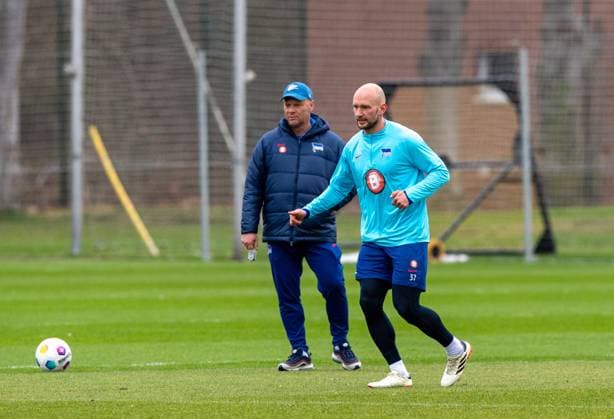 Fussball, Herren, Saison 2023 24, 2. Bundesliga, Hertha BSC, Training, v.l. Trainer Pal Dardai (Hertha BSC), Toni Leistner (Hertha BSC), 20.02. 2024,