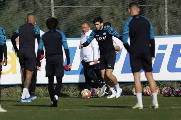 Italy: training session SSC Napoli SSC Napoli s Italian coach Francesco Calzona during training ahead of the UEFA Champions League against Barcellona at Konami Center on February 20, 2024, in Castel Volturno, Italy. ABPH7777 Copyright: xAntonioxBalascox