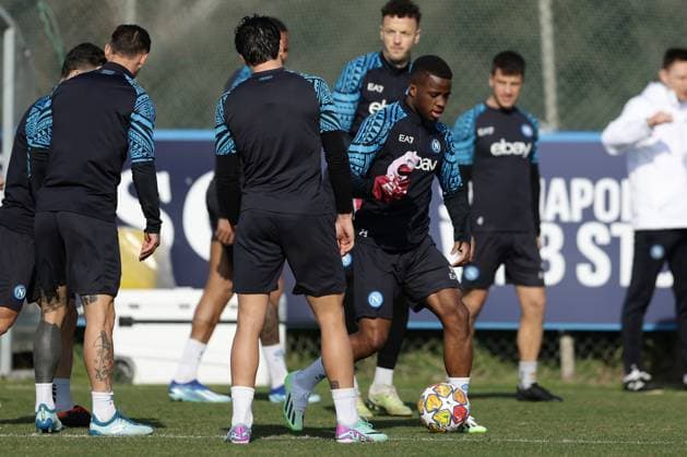 Italy: training session SSC Napoli SSC Napoli™s Ivorian midfielder Hamed Junior Traore controls the ball during training ahead of the UEFA Champions League against Barcellona at Konami Center on February 20, 2024, in Castel Volturno, Italy. ABPH7992 Copyright: xAntonioxBalascox