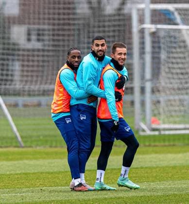 Fussball, Herren, Saison 2023 24, 2. Bundesliga, Hertha BSC, Training, v.l. Deyovaisio Zeefuik (Hertha BSC), Aymen Barkok (Hertha BSC), Peter Pekarik (Hertha BSC), 20.02. 2024,