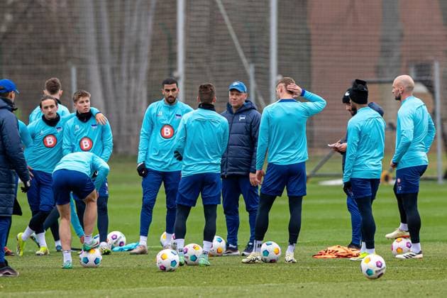Fussball, Herren, Saison 2023 24, 2. Bundesliga, Hertha BSC, Training, Trainer Pal Dardai (Hertha BSC) spricht zur Mannschaft, 20.02. 2024,