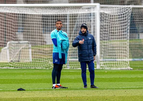 Fussball, Herren, Saison 2023 24, 2. Bundesliga, Hertha BSC, Training, v.l. Bradley Ibrahim (Hertha BSC), Co-Trainer Admir Hamzagic (Hertha BSC), 20.02. 2024,