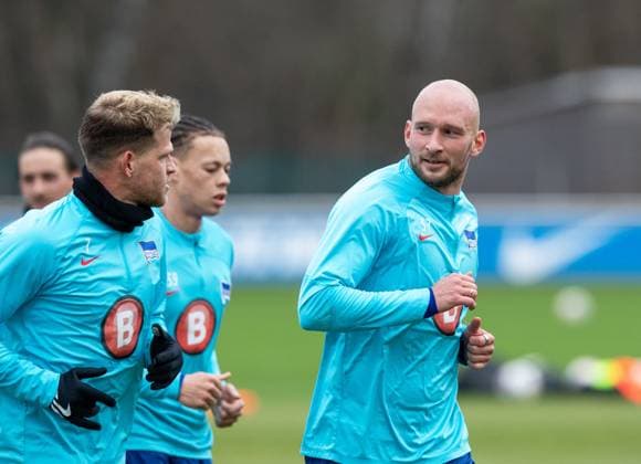 Fussball, Herren, Saison 2023 24, 2. Bundesliga, Hertha BSC, Training, v.l. Florian Niederlechner (Hertha BSC), Derry Scherhant (Hertha BSC), Toni Leistner (Hertha BSC), 20.02. 2024,