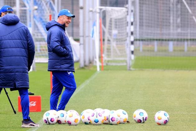DEU, DFL, 2. FBL Hertha BSC, Training, 20.02.2024, Sportforum, Berlin, DEU, DFL, 2. FBL Hertha BSC, Training, im Bild Cheftrainer Pal Dardai (Hertha BSC Berlin) DFL - regulations prohibit any use of Photographs as image sequences and or quasi-video Foto: Juergen Engler nordphoto GmbH