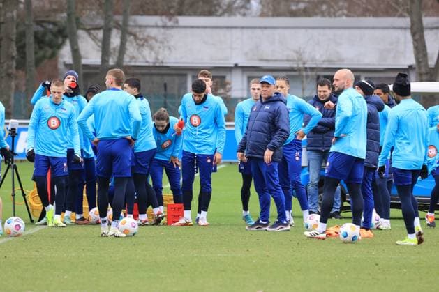 DEU, DFL, 2. FBL Hertha BSC, Training, 20.02.2024, Sportforum, Berlin, DEU, DFL, 2. FBL Hertha BSC, Training, im Bild Cheftrainer Pal Dardai (Hertha BSC Berlin), Hertha-Spielerkreis DFL - regulations prohibit any use of Photographs as image sequences and or quasi-video Foto: Juergen Engler nordphoto GmbH