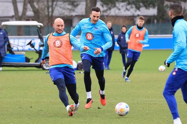 DEU, DFL, 2. FBL Hertha BSC, Training, 20.02.2024, Sportforum, Berlin, DEU, DFL, 2. FBL Hertha BSC, Training, im Bild Toni Leistner (Hertha BSC Berlin 37), Haris Tabakovic (Hertha BSC Berlin 25) DFL - regulations prohibit any use of Photographs as image sequences and or quasi-video Foto: Juergen Engler nordphoto GmbH
