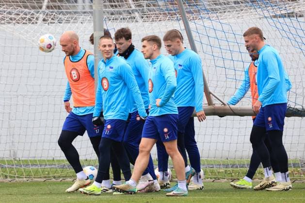 DEU, DFL, 2. FBL Hertha BSC, Training, 20.02.2024, Sportforum, Berlin, DEU, DFL, 2. FBL Hertha BSC, Training, im Bild Tortraeger, Toni Leistner (Hertha BSC Berlin 37), Palko Dardai (Hertha BSC Berlin 27), Jonjoe Kenny (Hertha BSC Berlin 16)Marten Winkler (Hertha BSC Berlin 22), Marton Dardai (Hertha BSC Berlin 31) DFL - regulations prohibit any use of Photographs as image sequences and or quasi-video Foto: Juergen Engler nordphoto GmbH