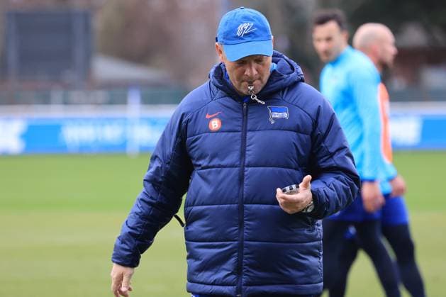 DEU, DFL, 2. FBL Hertha BSC, Training, 20.02.2024, Sportforum, Berlin, DEU, DFL, 2. FBL Hertha BSC, Training, im Bild Cheftrainer Pal Dardai (Hertha BSC Berlin), Trillerpfeife im Mund DFL - regulations prohibit any use of Photographs as image sequences and or quasi-video Foto: Juergen Engler nordphoto GmbH