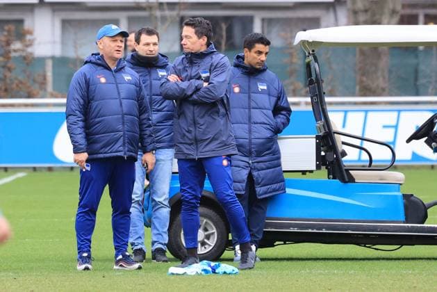 DEU, DFL, 2. FBL Hertha BSC, Training, 20.02.2024, Sportforum, Berlin, DEU, DFL, 2. FBL Hertha BSC, Training, im Bild Cheftrainer Pal Dardai (Hertha BSC Berlin), Benjamin Weber (Sportdirektor, Hertha BSC Berlin), Konditionstrainer Hendrik Kuchno (Hertha BSC Berlin), Leiter Teammanagement Sami Allagui (Hertha BSC) DFL - regulations prohibit any use of Photographs as image sequences and or quasi-video Foto: Juergen Engler nordphoto GmbH