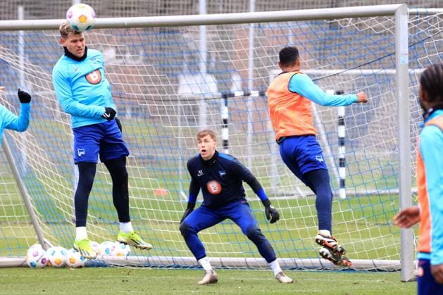 DEU, DFL, 2. FBL Hertha BSC, Training, 20.02.2024, Sportforum, Berlin, DEU, DFL, 2. FBL Hertha BSC, Training, im Bild Florian Niederlechner (Hertha BSC Berlin 7), Tim Goller (Hertha BSC Berlin 43), h DFL - regulations prohibit any use of Photographs as image sequences and or quasi-video Foto: Juergen Engler nordphoto GmbH