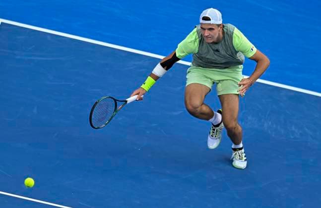 ATP, Tennis Herren Qatar Exxonmobil Open Tennis Tournament 2024 Jakub Mensik of the Czech Republic is playing against Alejandro Davidovich Fokina of Spain in his round of 32 singles match at the ATP Qatar ExxonMobil Open tennis tournament at the Khalifa International Tennis Complex in Doha, Qatar, on February 20, 2024. DOHA Qatar  Copyright: xNoushadxThekkayilx originalFilename:varittyakkal-atpqatar240220_npySZ.jpg