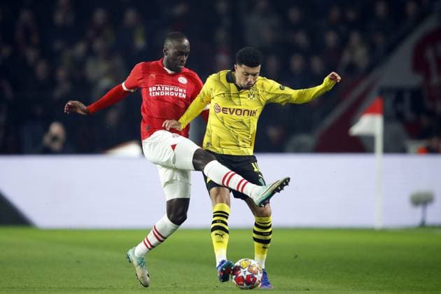 EINDHOVEN - (l-r) Jordan Teze of PSV Eindhoven, Jadon Sancho of Borussia Dortmund during the UEFA Champions League last 16 match between PSV Eindhoven and Borussia Dortmund at the Phillips stadium on February 20, 2024 in Eindhoven, Netherlands. ANP Hollandse Hoogte Bart Stoutjesdijk UEFA Champions League 2023 24 2023 2024 xVIxANPxSportx xBartxStoutjesdijkxIVx 491634108 originalFilename: 491634108.jpg