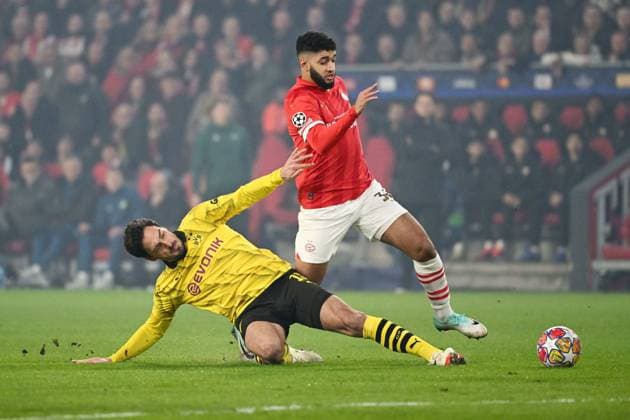 240220 UEFA CL Round of 16 PSV Eindhoven - Borussia Dortmund Mats Hummels of Borussia Dortmund battles for the ball with Ismael Saibari of PSV during a football game between PSV Eindhoven and Borussia Dortmund during the 1st leg of the Round of 16 in the UEFA Champions League 2023 - 2024 competition on February 20, 2024 in Eindhoven, The Netherlands. (Photo by Maarten Straetemans Isosport) EINDHOVEN The Netherlands  Copyright: xx 440627