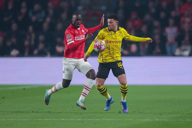 20.02.2024, Fussball, Saison 2023 2024, UEFA Champions League, Achtelfinale, Runde 1, PSV Eindhoven - Borussia Dortmund, Zweikampf zwischen v. l. Jordan Teze (PSV Eindhoven), Jadon Sancho (Borussia Dortmund), Eindhoven Philips Stadion Nordbrabant Niederlande xRHR-FOTO DEx Copyright: DennisxEwert RHR-FOTOx RHR-FOTO DE