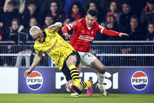 EINDHOVEN - (l-r) Julian Ryerson of Borussia Dortmund, Hirving Lozano of PSV Eindhoven during the UEFA Champions League last 16 match between PSV Eindhoven and Borussia Dortmund at Phillips Stadium on February 20, 2024 in Eindhoven, Netherlands. ANP MAURICE VAN STEEN UEFA Champions League 2023 24 2023 2024 xVIxANPxSportx xxANPxIVx 491634463 originalFilename: 491634463.jpg