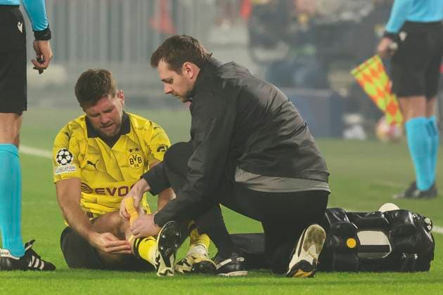 Niclas Fuellkrug (Borussia Dortmund) wird verletzt auf dem Platz behandelt, UEFA Champions League 2023 2024 - Round of 16 - 1st leg, PSV Eindhoven vs Borussia Dortmund, PSV Stadion, 20.02.2024, Eindhoven, Netherlands.