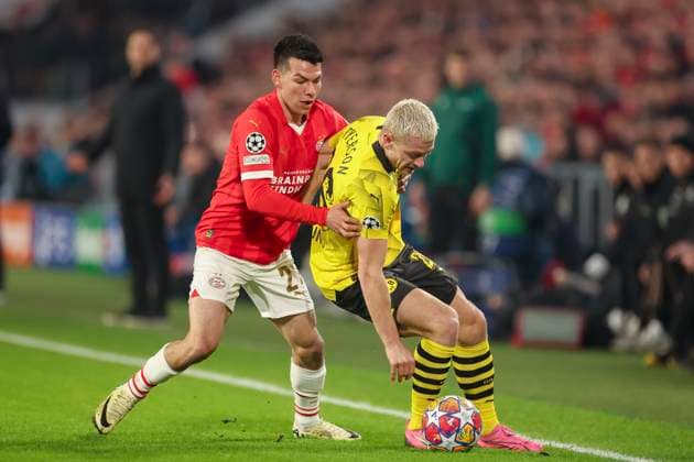 Hirving Lozano (PSV Eindhoven) und Julian Ryerson (Borussia Dortmund) kaempfen um den Ball, UEFA Champions League 2023 2024 - Round of 16 - 1st leg, PSV Eindhoven vs Borussia Dortmund, PSV Stadion, 20.02.2024, Eindhoven, Netherlands.