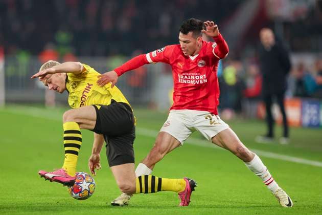 Julian Ryerson (Borussia Dortmund) und Hirving Lozano (PSV Eindhoven) kaempfen um den Ball, UEFA Champions League 2023 2024 - Round of 16 - 1st leg, PSV Eindhoven vs Borussia Dortmund, PSV Stadion, 20.02.2024, Eindhoven, Netherlands.