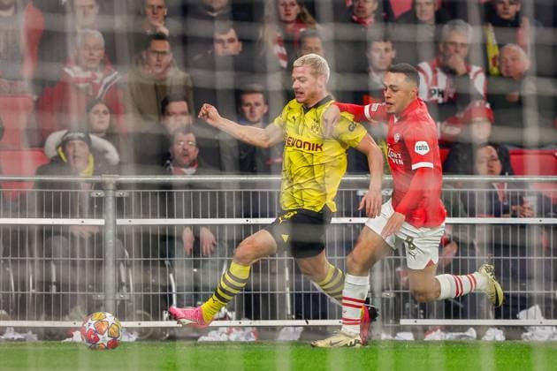 EINDHOVEN, 20-02-2024, Philips Stadium, UEFA Champions League season 2023 24, match between PSV and Borussia Dortmund, Borussia Dortmund player Julian Ryerson and PSV player Sergino Dest PSV - Borussia Dortmund  x24343961x Copyright: