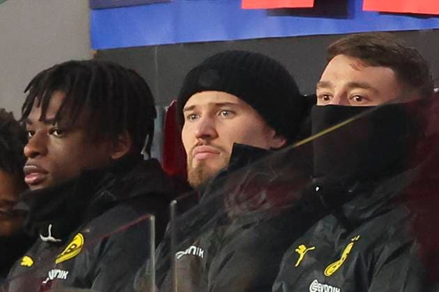 Torhueter Gregor Kobel (Borussia Dortmund) sitzt verletzt auf der Bank, UEFA Champions League 2023 2024 - Round of 16 - 1st leg, PSV Eindhoven vs Borussia Dortmund, PSV Stadion, 20.02.2024, Eindhoven, Netherlands.