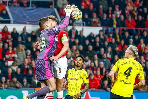 EINDHOVEN, 20-02-2024, Philips Stadium, UEFA Champions League season 2023 24, match between PSV and Borussia Dortmund, Borussia Dortmund goalkeeper Alexander Meyer and PSV player Luuk de Jong PSV - Borussia Dortmund  x24344008x Copyright: